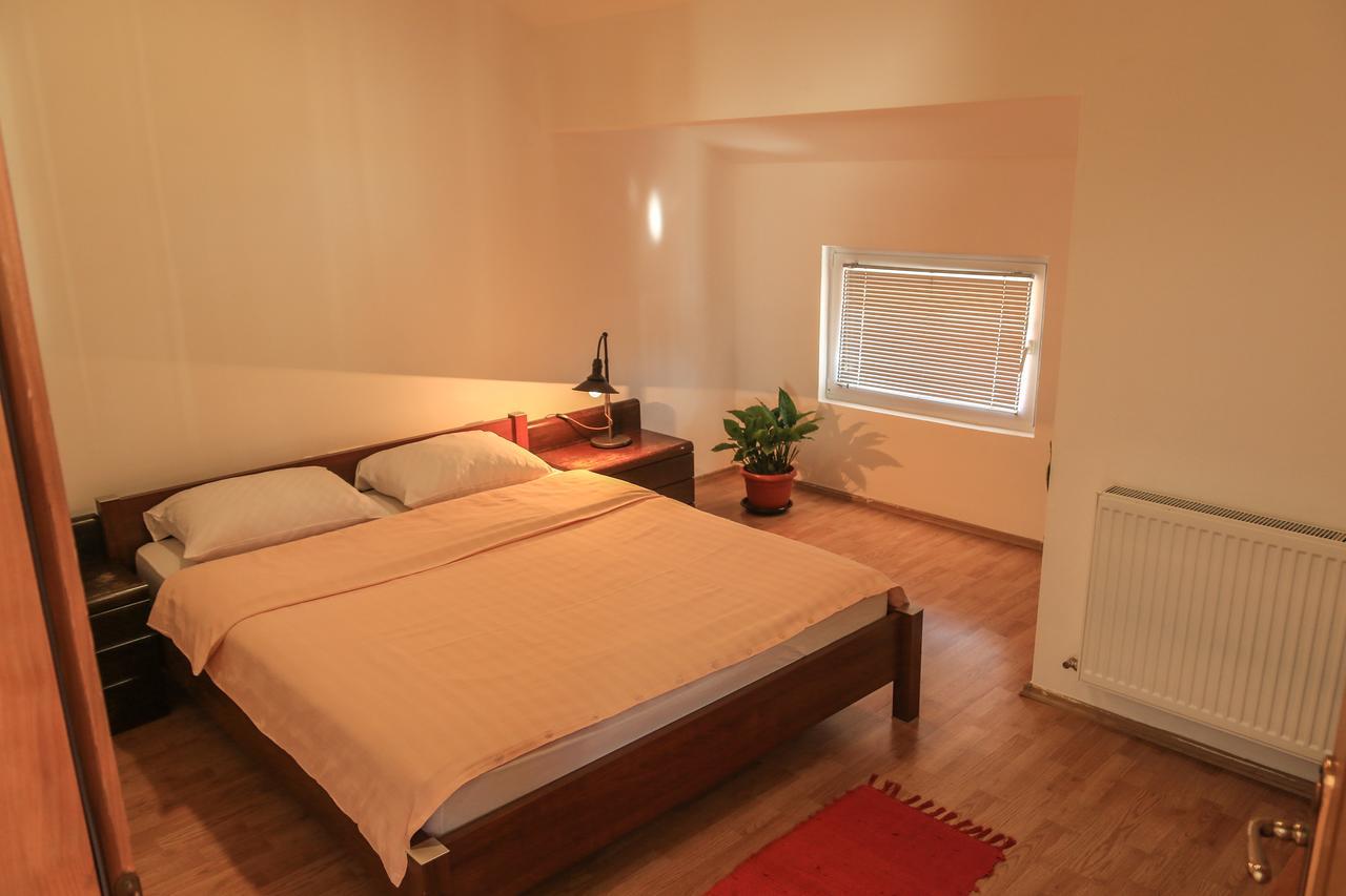 Pansion Centar Bed & Breakfast Tuzla Bagian luar foto