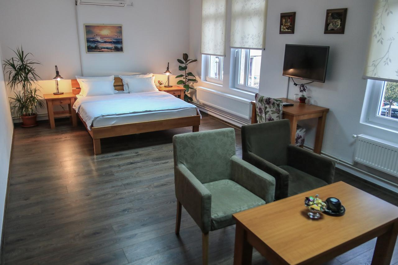 Pansion Centar Bed & Breakfast Tuzla Bagian luar foto