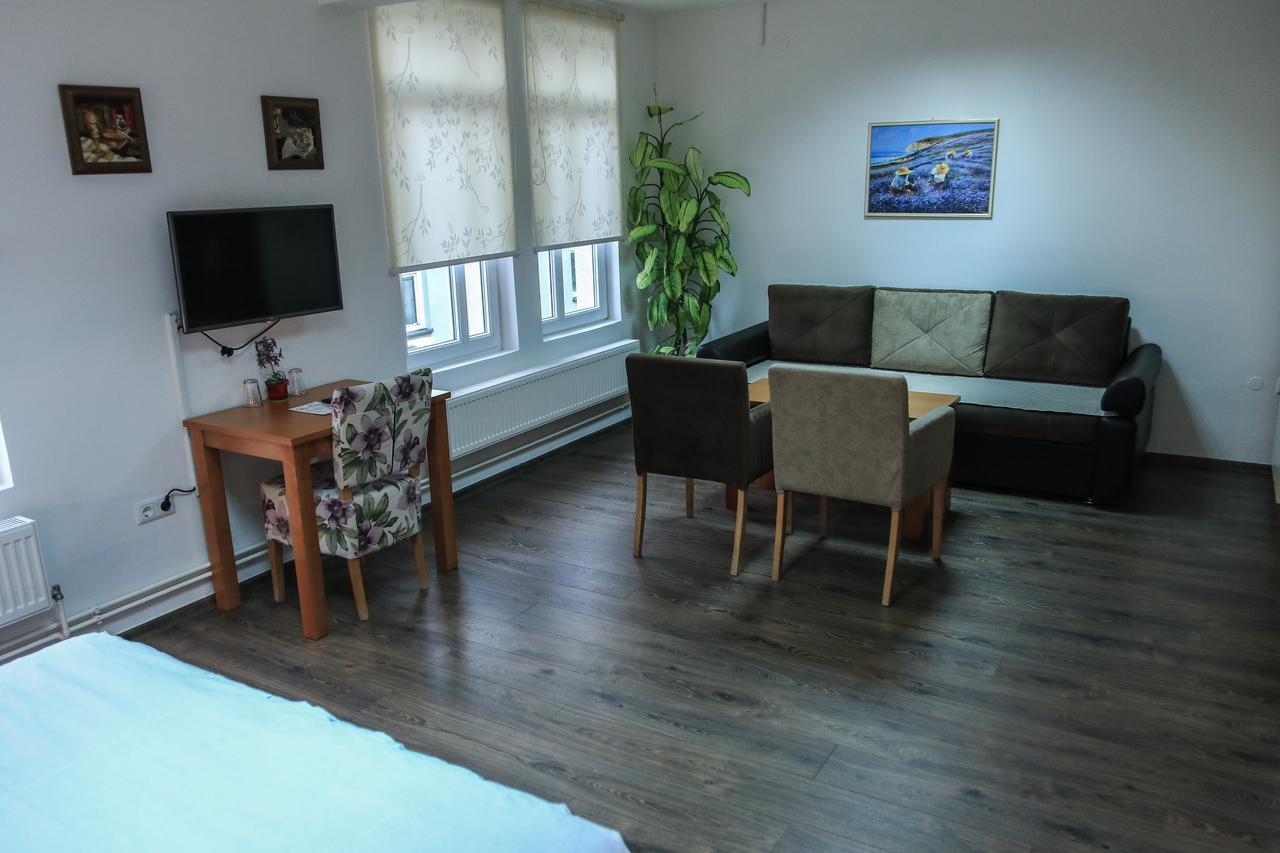 Pansion Centar Bed & Breakfast Tuzla Bagian luar foto