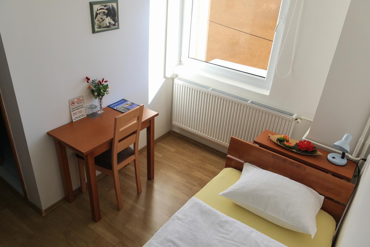 Pansion Centar Bed & Breakfast Tuzla Bagian luar foto